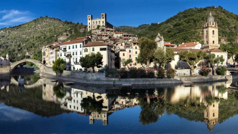 Dolceacqua con il ponte e il castello riflessi nel Nervia